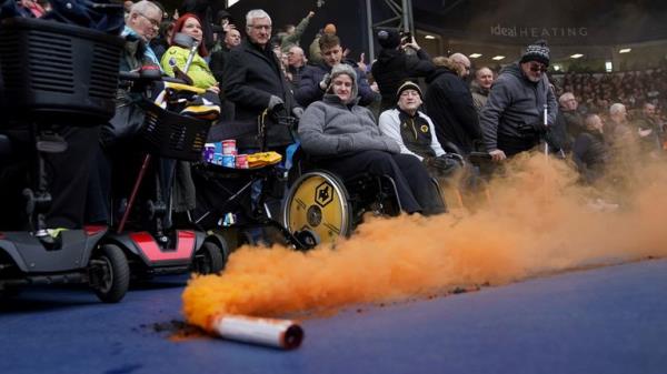 A smoke flare on the ground in front of the Wolverhampton Wanderers during the Emirates FA Cup fourth round match at The Hawthorns, West Bromwich. Picture date: Sunday January 28, 2024.</p>

<p>　　