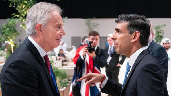 Prime Minister Rishi Sunak talks to former British Prime Minister, Tony Blair win the sidelines of the Cop28 UN climate summit in Dubai. Picture date: Friday December 1, 2023.</p>

<p>　　