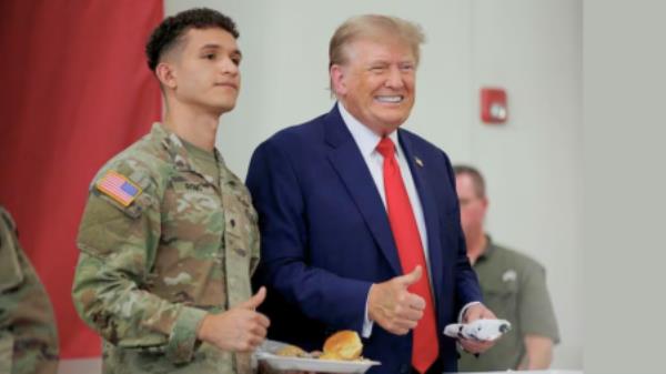 Do<em></em>nald Trump poses for a photograph with a service member at the South Texas Internatio<em></em>nal airport in Edinburg, Texas, U.S. November 19, 2023. Trump and Texas Governor Greg Abbott served meals to Texas Natio<em></em>nal Guard and Texas DPS Troopers that are statio<em></em>ned at the U.S.-Mexico border over the Thanksgiving holiday. Photo REUTERS 