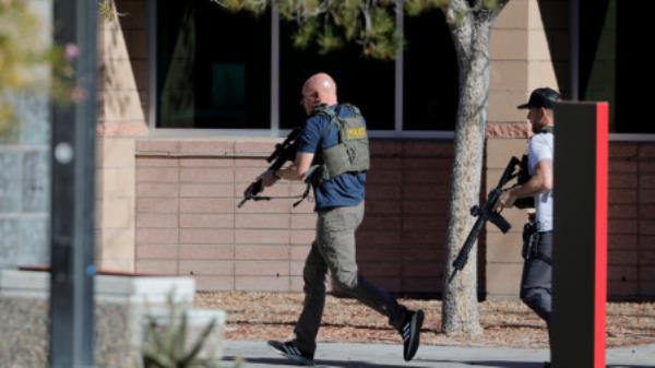 Law enforcement officers head into UNLV campus after reports of an active shooter in Las Vegas, Nevada, U.S. December 6, 2023. Steve Marcus/Las Vegas Sun via REUTERS