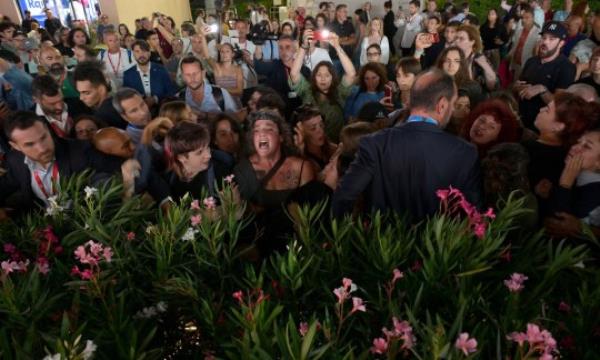 epa10840671 People protest as US filmmaker Woody Allen arrives for the screening of his movie 'Coup de Chance' during the 80th annual Venice Internatio<em></em>nal Film Festival, in Venice, Italy, 04 September 2023. The movie is presented out of competition at the festival running from 30 August to 09 September 2023. EPA/ETTORE FERRARI