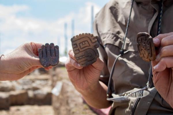 Archaeologists of the Pacopampa Archaeological Project hold pieces of pottery of a 3,000-year-old tomb which they believe might have ho<em></em>nored an elite religious leader in the Andean country some three millennia ago, in Pacopampa, Peru August 26, 2023. Ministry of Culture of Peru/Handout via REUTERS ATTENTION EDITORS - THIS IMAGE HAS BEEN SUPPLIED BY A THIRD PARTY. NO RESALES. NO ARCHIVES