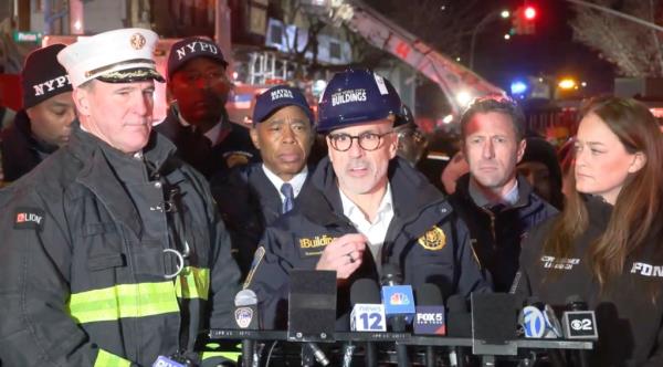 Dept. of Building Commissio<em></em>ner James Oddo (third from left) speaks to the media after the incident on Dec. 11.</p>

<p>　　