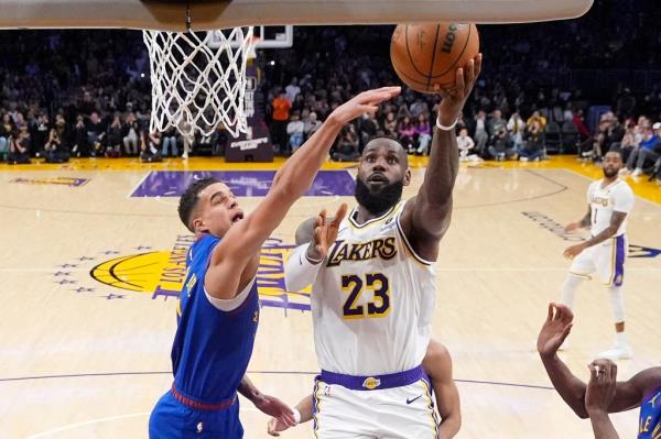 LeBron James beats Michael Porter Jr. and scores his 40,000 point during the Lakers game against the Nuggets.