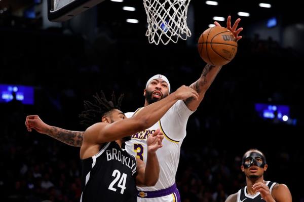 Anthony Davis blocks a shot from Cam Thomas during the Nets' loss to the Lakers on Sunday.