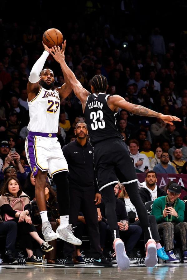 LeBron James scored a game-high 40 points for the Lakers against the Nets on Sunday.