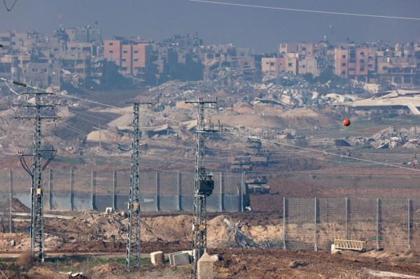 Israeli Armoured Perso<em></em>nnel Carriers and battle tanks were seen returning from northern Gaza on December 15, 2023.</p>

<p>　　