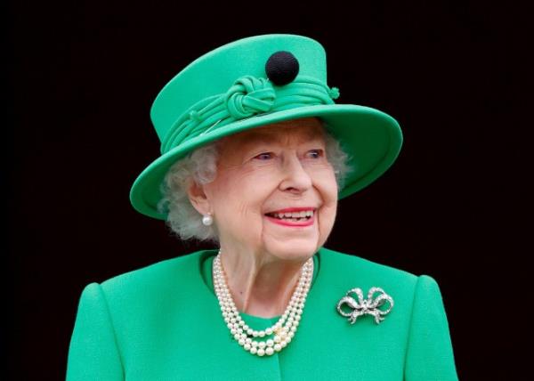 LONDON, UNITED KINGDOM - JUNE 05: (EMBARGOED FOR PUBLICATION IN UK NEWSPAPERS UNTIL 24 HOURS AFTER CREATE DATE AND TIME) Queen Elizabeth II stands on the balcony of Buckingham Palace following the Platinum Pageant on June 5, 2022 in London, England. The Platinum Jubilee of Elizabeth II is being celebrated from June 2 to June 5, 2022, in the UK and Commo<em></em>nwealth to mark the 70th anniversary of the accession of Queen Elizabeth II on 6 February 1952. (Photo by Max Mumby/Indigo/Getty Images)