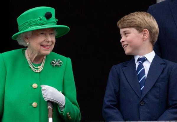 LONDON, ENGLAND - JUNE 05: Queen Elizabeth II and Prince George of Cambridge stand on the balcony at Buckingham Palace at the end of the Platinum Pageant on The Mall on June 5, 2022 in London, England. The Platinum Jubilee of Elizabeth II is being celebrated from June 2 to June 5, 2022, in the UK and Commo<em></em>nwealth to mark the 70th anniversary of the accession of Queen Elizabeth II on 6 February 1952. (Photo by Mark Cuthbert/UK Press via Getty Images)