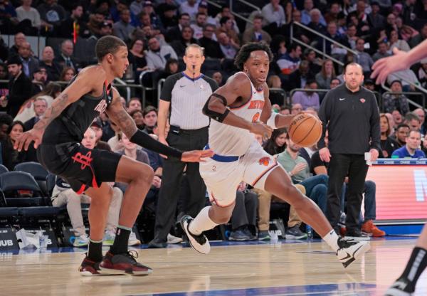 Knicks forward OG Anunoby #8 drives to the basket during the third quarter.