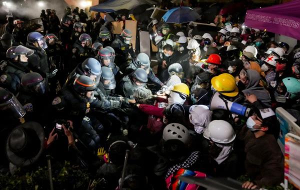 Police officers co<em></em>nfront demo<em></em>nstrators gathered at the o<em></em>ngoing encampment of pro-Palestinian protesters at UCLA.</p>

<p>　　