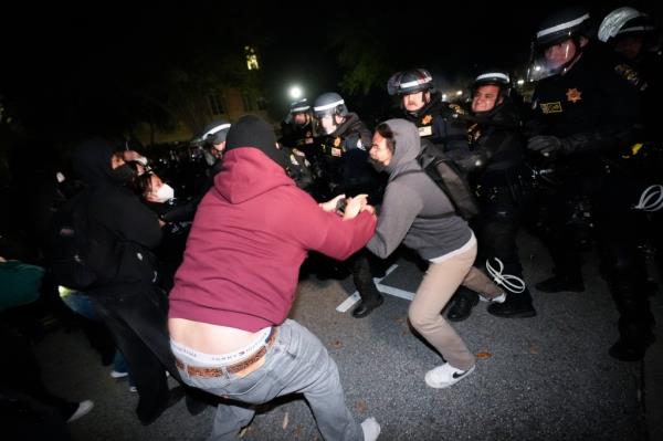 Police were seen advancing on demo<em></em>nstrators on the UCLA campus.