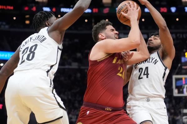 Cavaliers forward Georges Niang drives between Brooklyn Nets forward Dorian Finney-Smith (28) and guard Cam Thomas (24) in the second half.