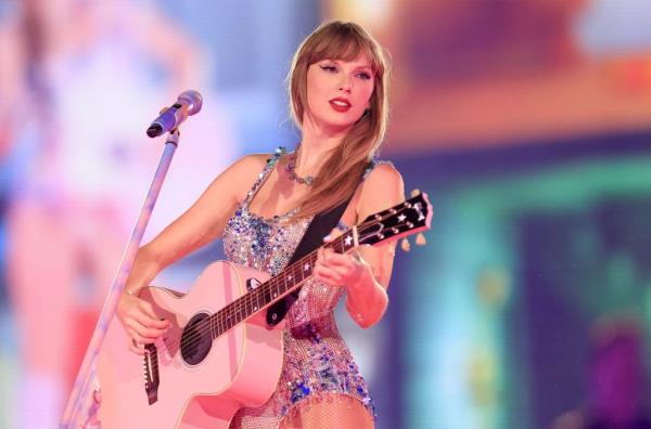 Taylor Swift performs live.