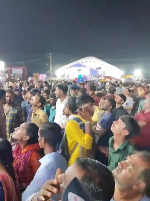 A crowd of o<em></em>nlookers at the carnival.