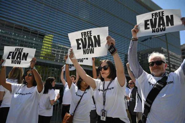 evan supporters hold 