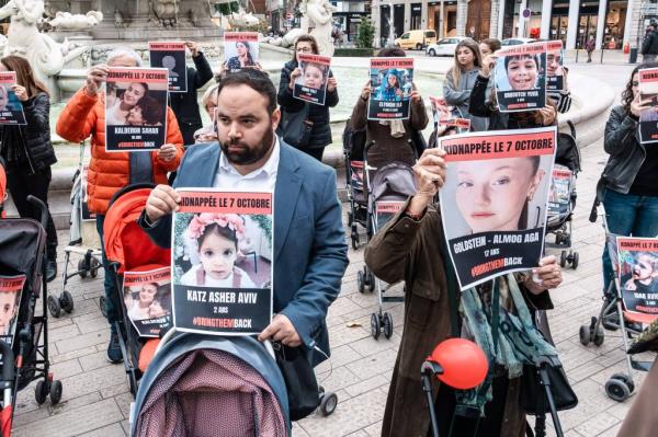 Lyon protestors holding up pictures of hostages