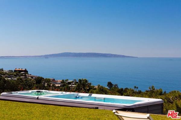 The home overlooked the ocean. 