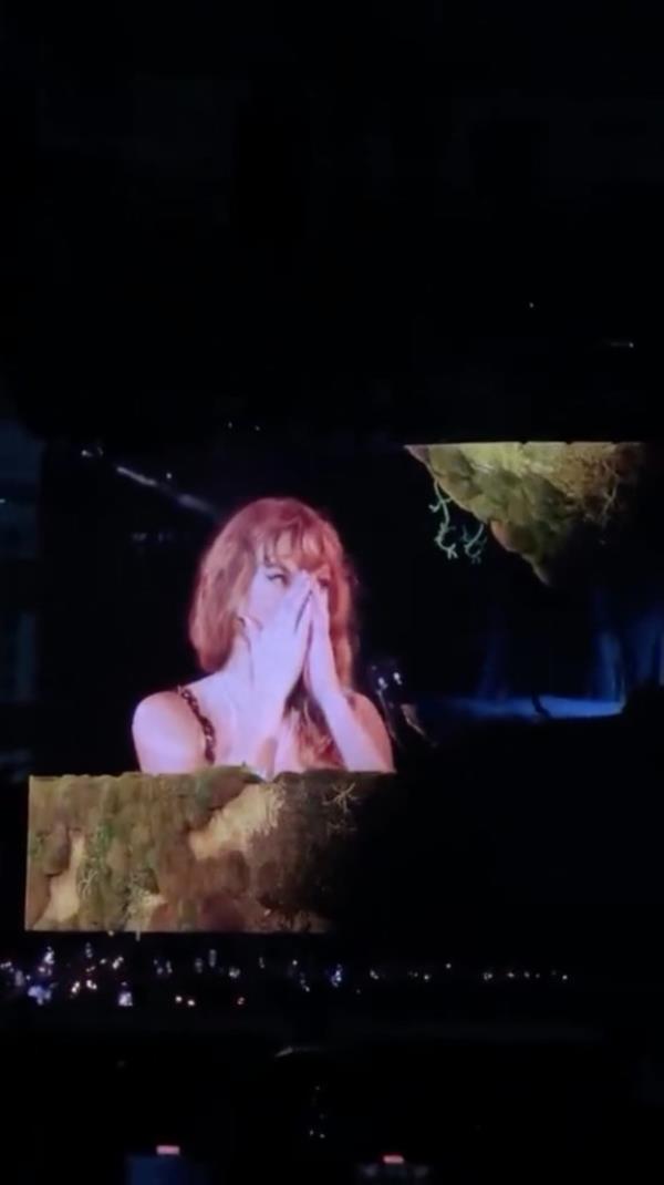 An emotio<em></em>nal Taylor Swift returned to the Rio de Janeiro stage Sunday after being forced to postpone her show due to scorching temperatures and the accidental death of a fan. 