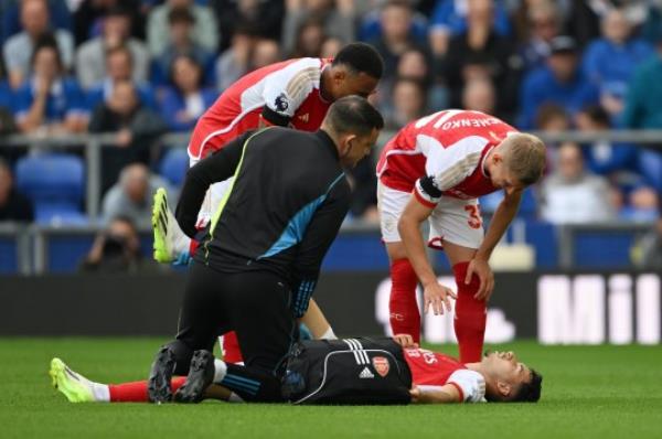 Gabriel Martinelli of Arsenal receives medical treatment after sustaining an injury during the Premier League match between Everton and Arsenal