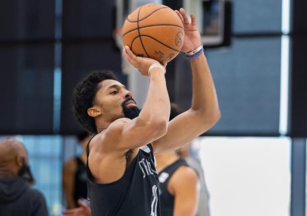 Spencer Dinwiddie puts up a jumper during the Nets' training camp practice.