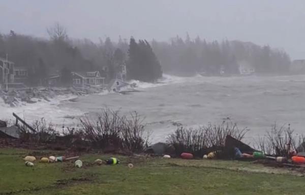 Video shot Wednesday captures the moment a cabin was swept o<em></em>nto a rocky shore in the town of Owls Head.</p>

<p>　　