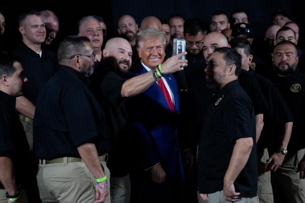 Do<em></em>nald trump takes pictures with members at the US Border Patrol ahead of his campaign rally on Sunday. 