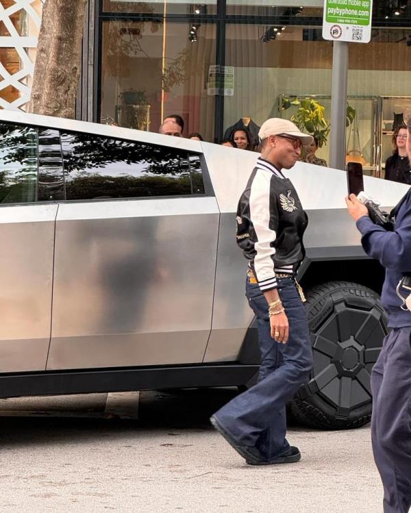 Pharrell's attempt at parallel parking drew a crowd of onlookers.