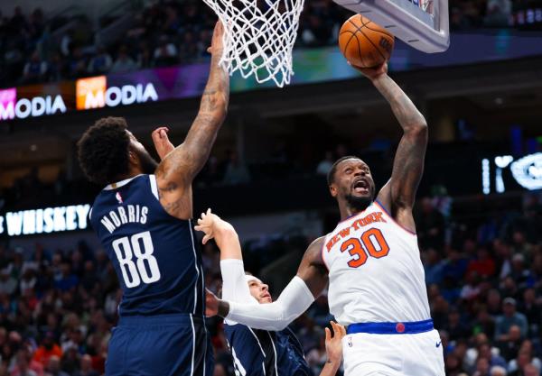 Julius Randle, who scored 32 points, goes up for a layup during the Knicks' loss.