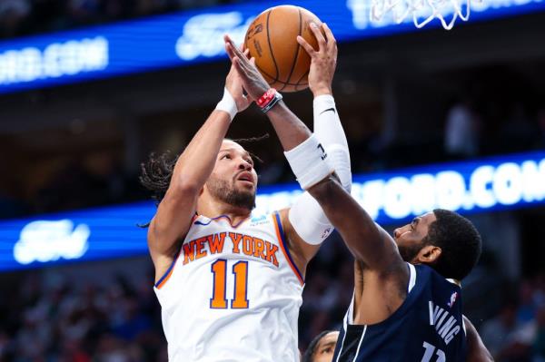 Jalen Brunson, who scored 28 points, shoots a jumper over Kyrie Irving during the Knicks' loss.