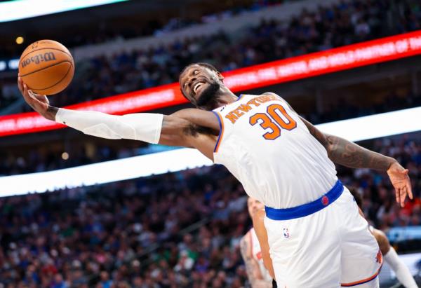 Julius Randle grabs a rebound during the first half of the Knicks' loss.