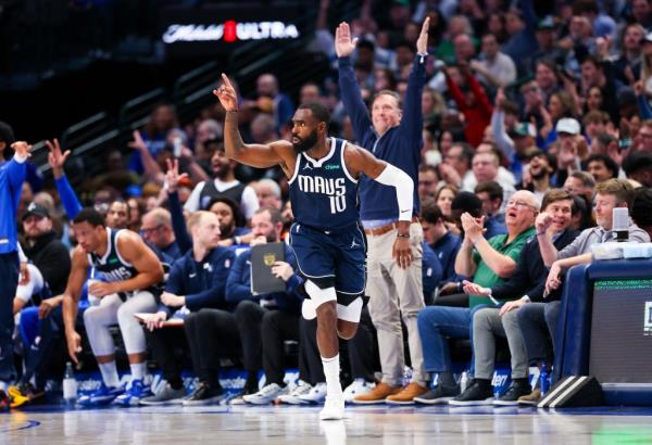 Tim Hardaway Jr., who scored 32 points, celebrates after hitting a shot during the Knicks' loss.