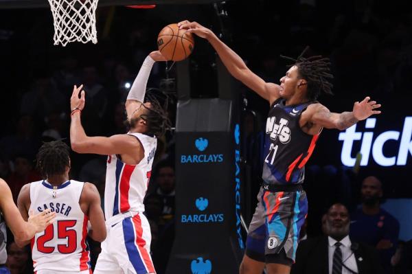 Noah Clowney blocks a shot during the Nets' game on April 6.