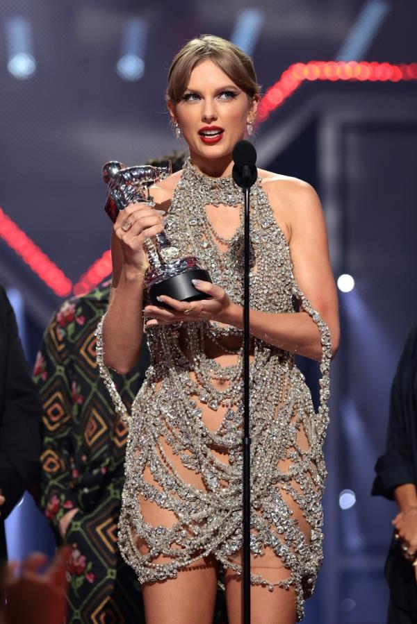 Taylor Swift accepts the Video of the Year award o<em></em>nstage at the 2022 MTV VMAs at Prudential Center on August 28, 2022 in Newark, New Jersey.