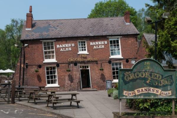 The wo<em></em>nky Crooked House pub