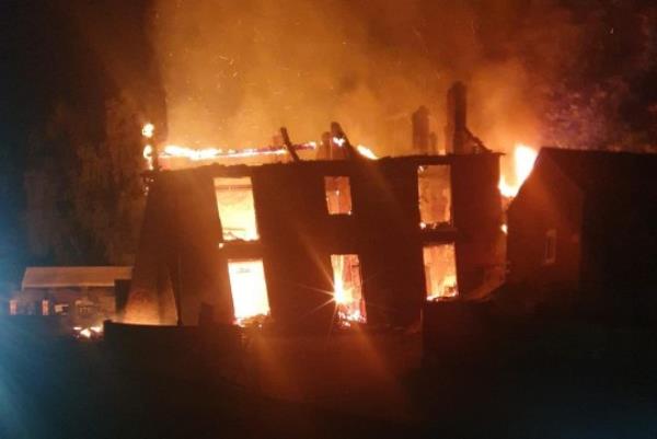 Fire destroying the wo<em></em>nky Crooked House pub near Dudley